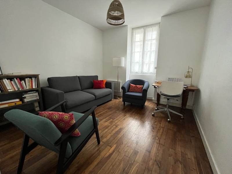 Le cabinet de psychologie d'Amélie Drouaud à Nantes, quartier Talensac : fauteuils, canapé et bibliothèque dans une pièce lumineuse